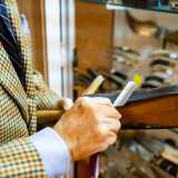 Ce ne mostra orgoglioso uno, che tira fuori da una vetrinetta espositiva, accompagnato da un altro strano oggetto: la �coramella�, strumento in cuoio e legno che serviva per �addolcire� le lamette